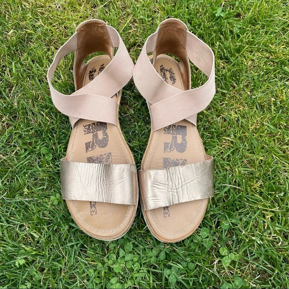 Sorel golden Ella sandals 9 vacation comfortable - Picture 3 of 6